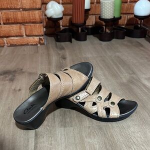 Clarks Women's Beige and Black Sandals